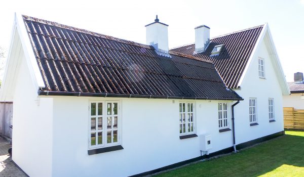 Charmerende lille hus i Nørhalne har fået nye stærke facader